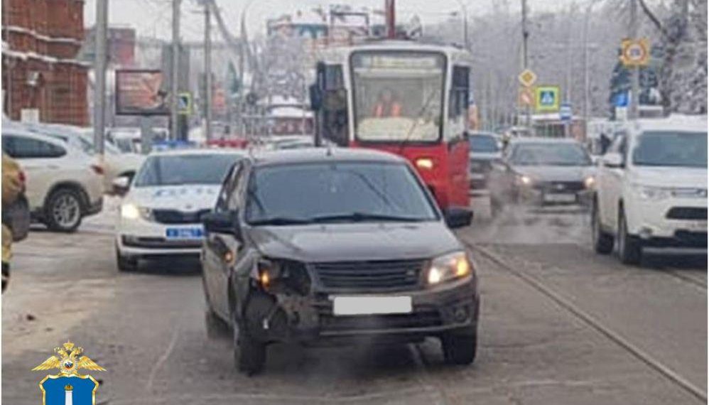 В центре Ульяновска 14-летний мальчик выбежал на дорогу прямо под колёса авто