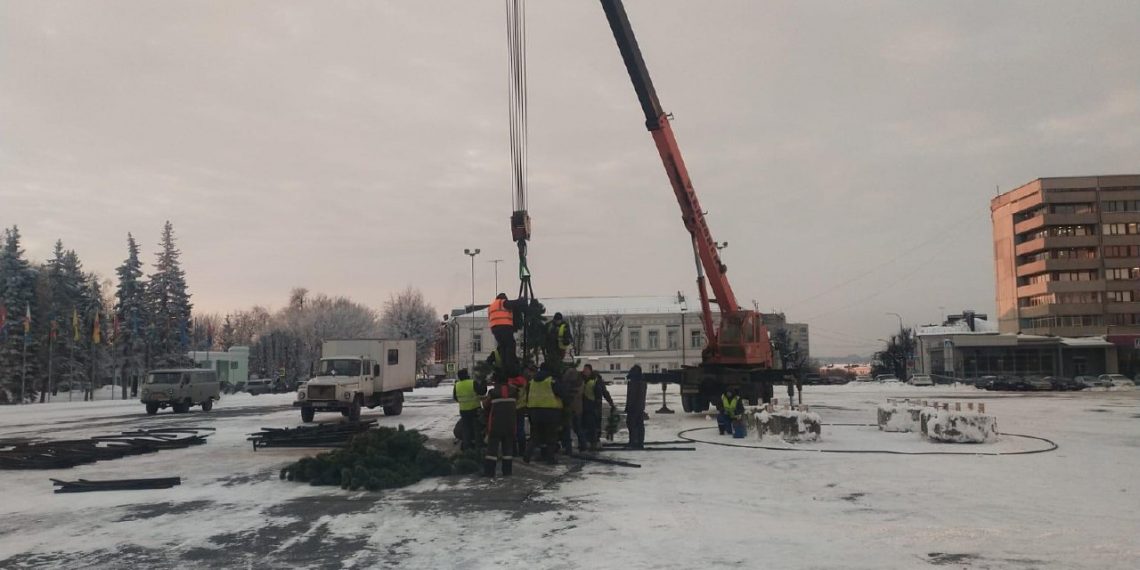Главную новогоднюю ёлку региона начали устанавливать на Соборной площади в Ульяновске