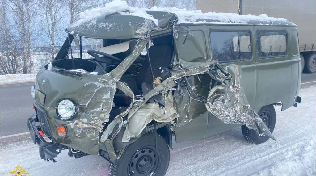 «Буханку» распотрошило в столкновении с Isuzu на трассе М5-Урал в Ульяновской области
