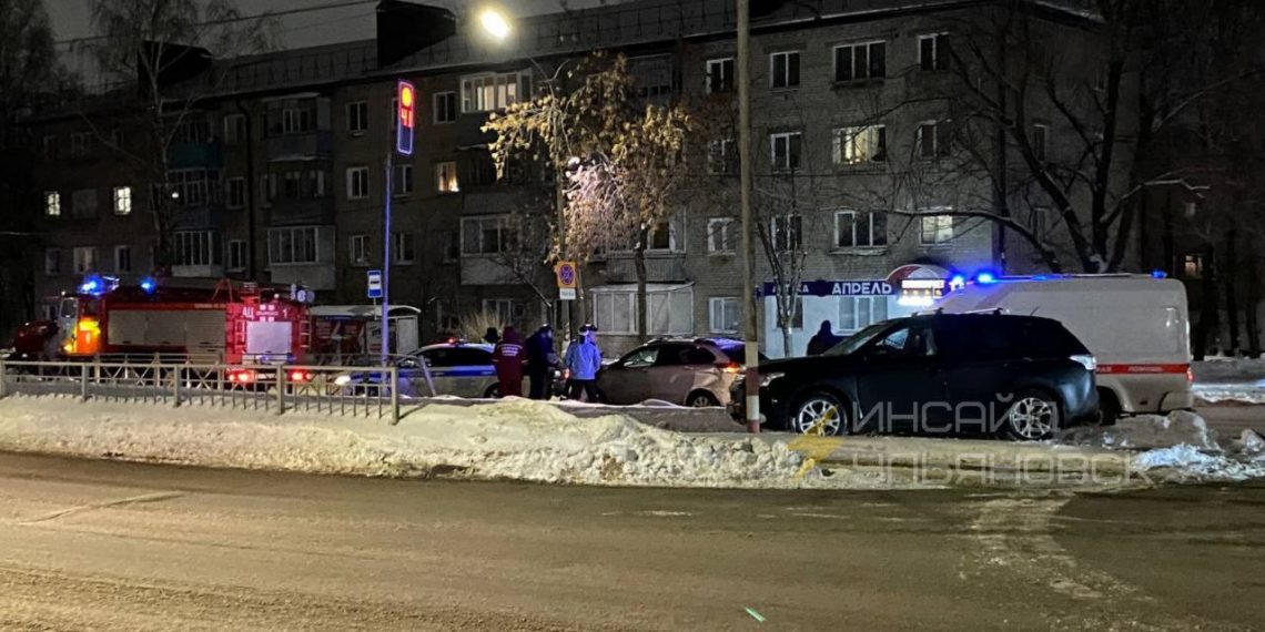 Outlander протаранил X-Ray на проспекте Нариманова в Ульяновске