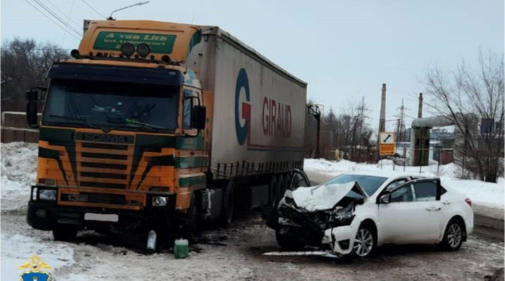 Corolla влетела в фуру на Промышленной в Дальнем Засвияжье