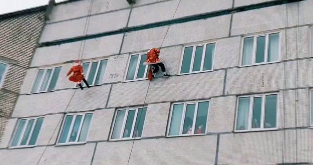 Деды Морозы «прилетели» к пациентам ульяновской детской областной больницы