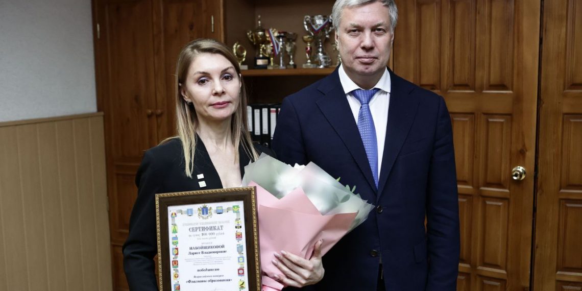 Ульяновский губернатор вручил директору школы сертификат на 100 тысяч рублей