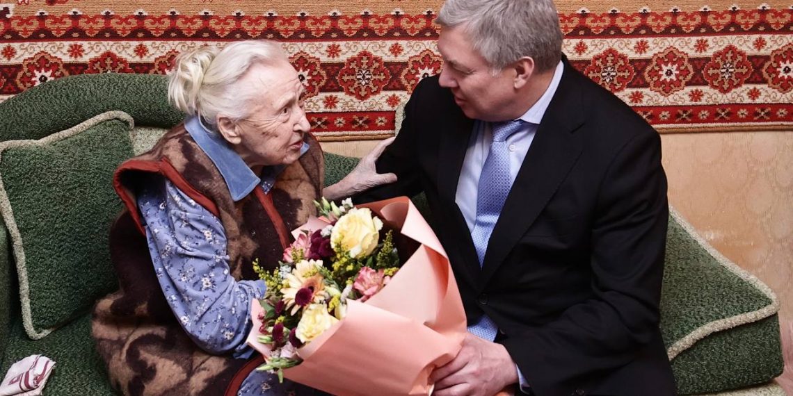 Ульяновский губернатор не забыл поздравить со 100-летием учительницу с потрясающей памятью