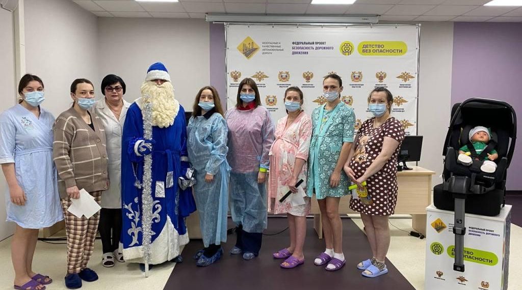 Дед Мороз тренирует ульяновских рожениц правильно пользоваться детским автокреслом