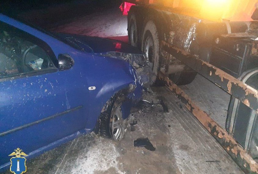 Под Ульяновском снегоуборочный КамАЗ протаранил легковушку