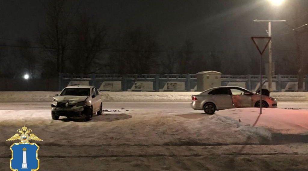 «Логан» и «Поло» не поделили Московское шоссе в Ульяновске, пострадала женщина