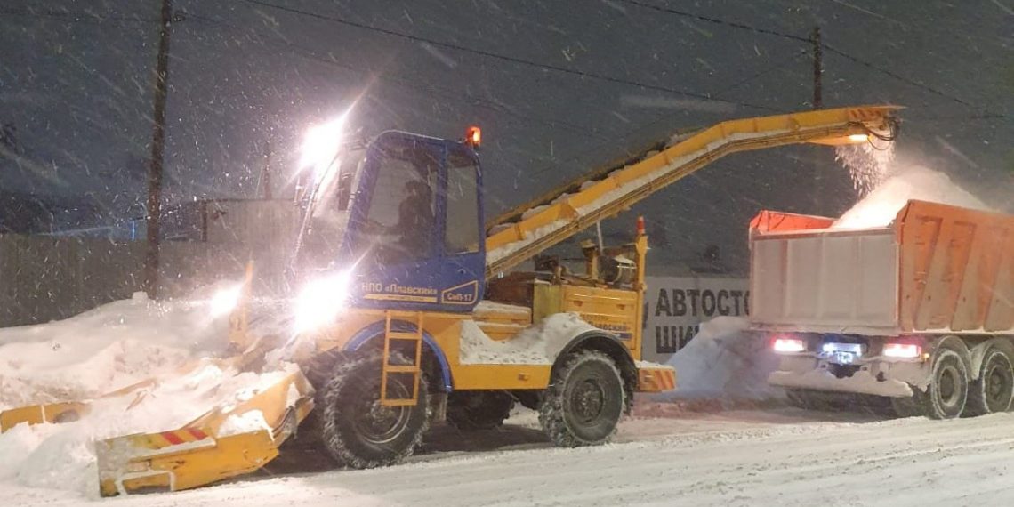 За ночь Императорский мост в Ульяновске очищали от снега шесть раз