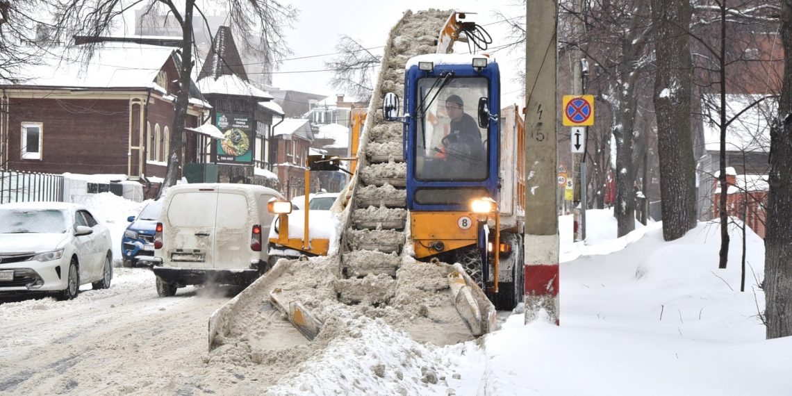 В ожидании мощного снегопада количество снегоуборочной техники на улицах Ульяновска увеличили до 100 единиц