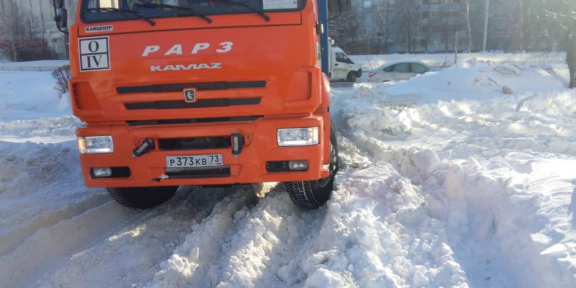 В Ульяновске мусоровозы не могут забрать отходы с контейнерных площадок из-за неубранного снега