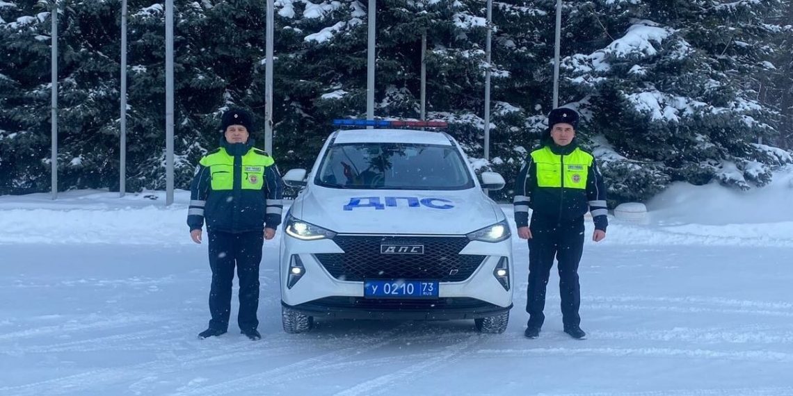 Патруль ДПС подобрал замерзающую девушку на обочине дороги в Ульяновской области