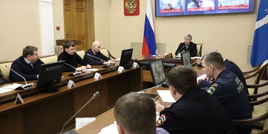 Русских пригрозил привлечь к ответственности не убирающие снег во дворах управляющие компании