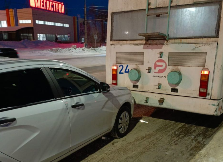 У «Мегастроя» в Новом городе авто въехало в троллейбус, движение приостановлено