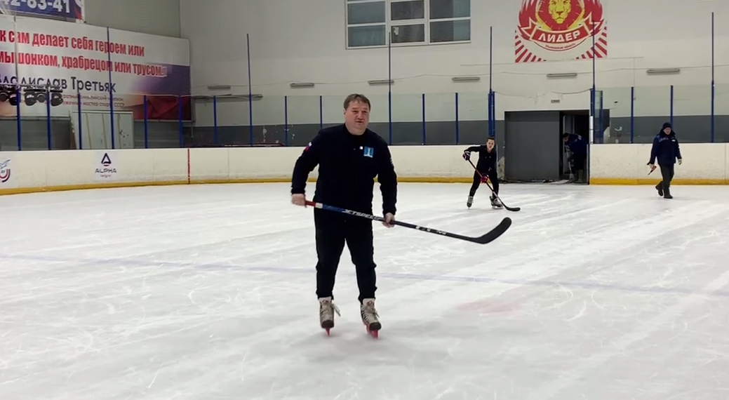 Мэр Ульяновска вспомнил детство и вышел на лёд с хоккейной клюшкой