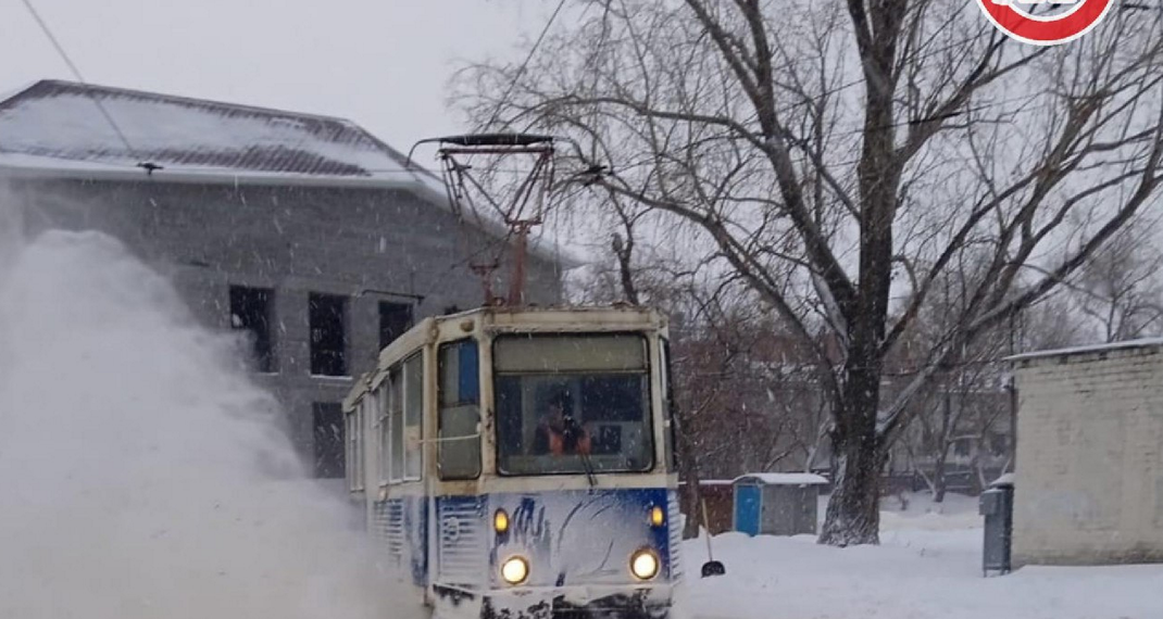 Трамвайные пути в Ульяновске начали очищать вихревым снегочистом