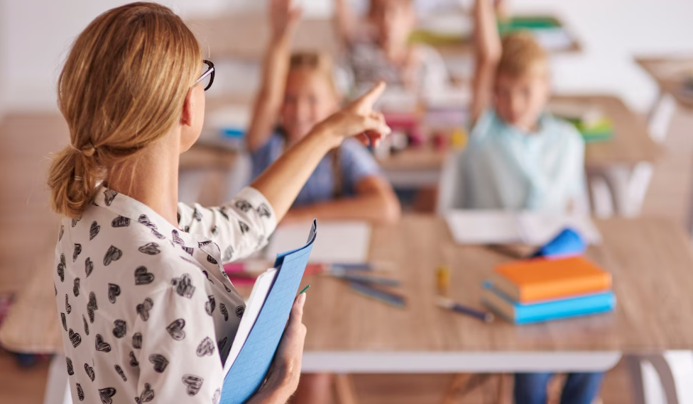 По инициативе ульяновского омбудсмена Путин поручил пресечь травлю педагогов в соцсетях