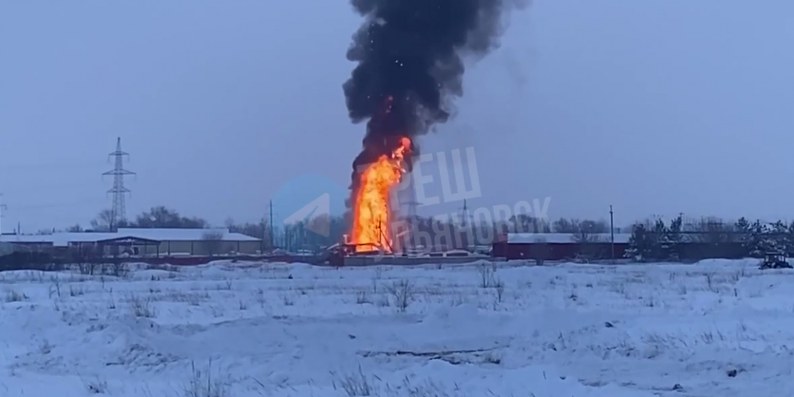 На Хваткова в Ульяновске горит стоянка с фурами, слышны взрывы