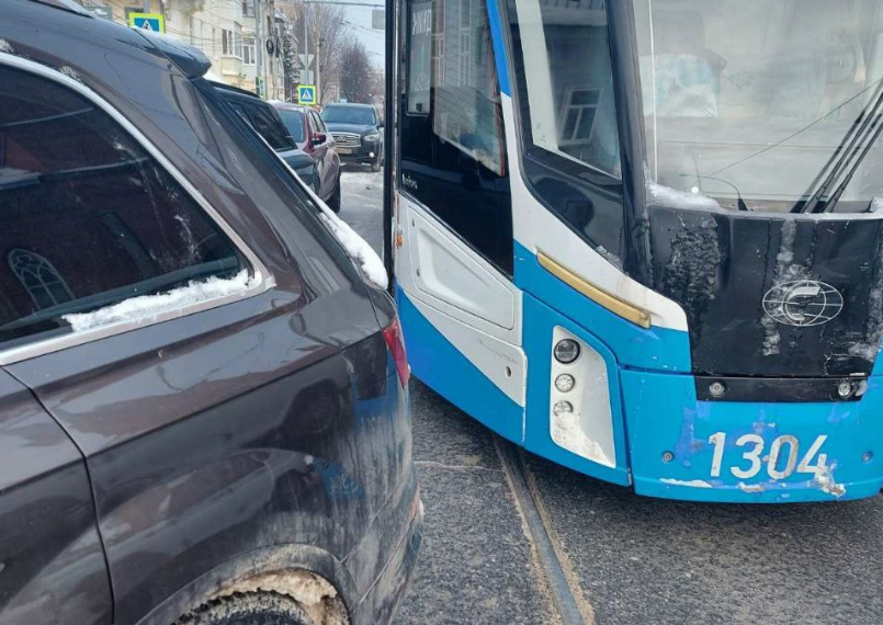 Почти 600 часов трамваи и троллейбусы Ульяновска простаивали из-за парковщиков в 2023 году