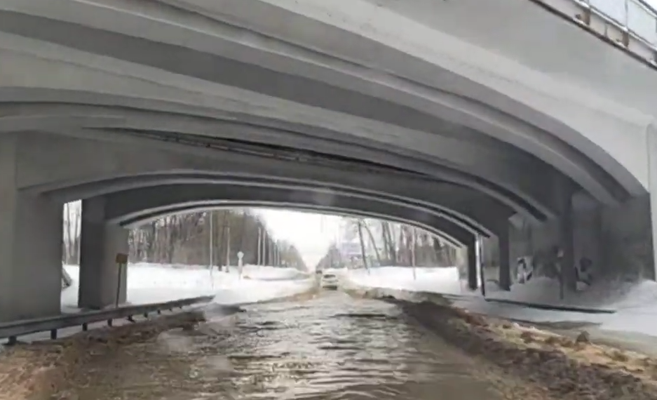 Съезд с Президентского моста затопило не талыми водами, пояснили в мэрии Ульяновска