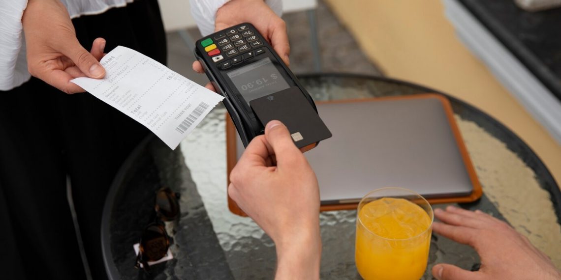 Ульяновцы забывают о бумажных деньгах: в 2023 году активно расплачивались картами