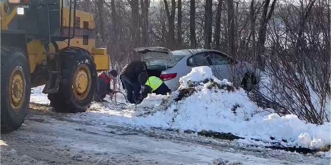 Ульяновские гаишники продолжают вытаскивать застрявшие в снегу на трассах автомобили