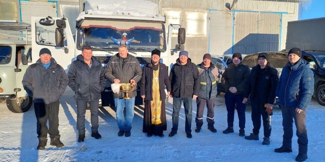 Настоятель ульяновского храма освятил гуманитарный груз для бойцов СВО