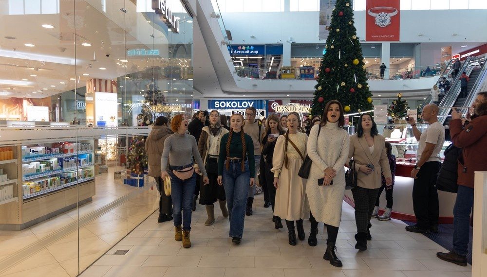 Певчие Симбирской епархии устроили рождественский флешмоб в ульяновском «Аквамолле»