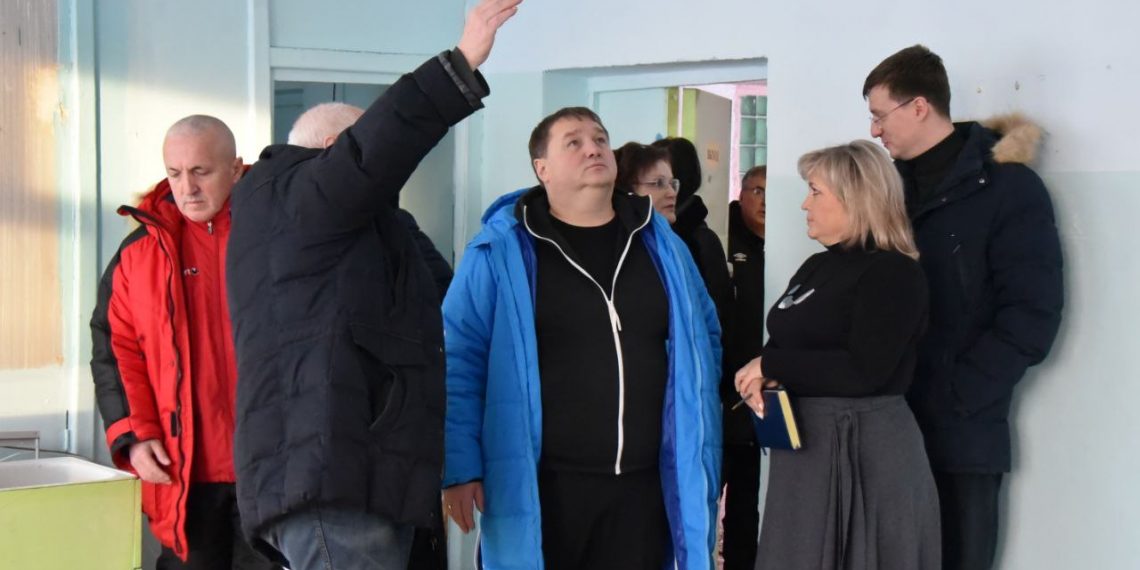 Болдакин проинспектировал ход ремонта в 7-й школе и 40-м лицее