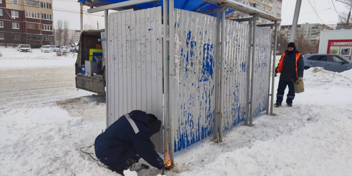 В Новом городе ветром снесло остановку общественного транспорта