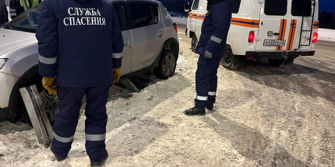 В Ульяновске иномарка пробила отбойник и повисла на столбах крепления