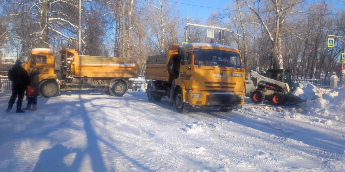 В Ульяновске собирают и вывозят снег методом «карусели»