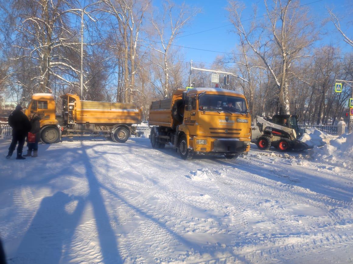 В Ульяновске собирают и вывозят снег методом «карусели» - Ульяновск