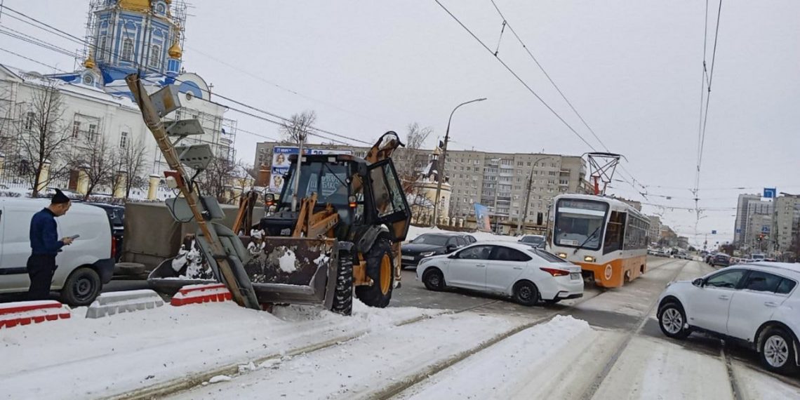 Трактор снёс светофор перед Минаевским мостом в Ульяновске