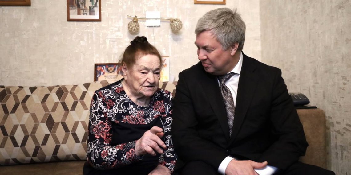 Губернатор поздравил со столетием заслуженного педиатра Ульяновска Татьяну Константинову