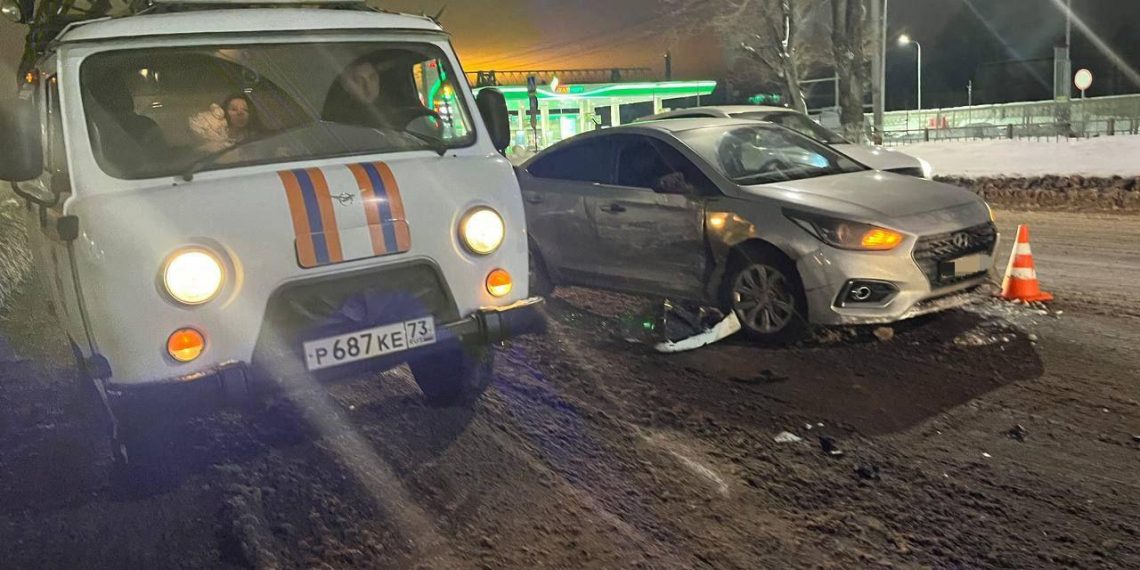 В тройном ДТП на Московском шоссе из авто извлекали зажатых женщину и ребёнка