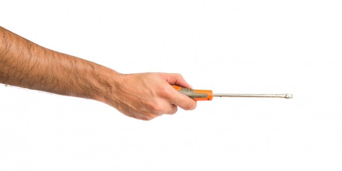 Ульяновец пошёл в магазин за водкой и ранил продавщицу отвёрткой в голову