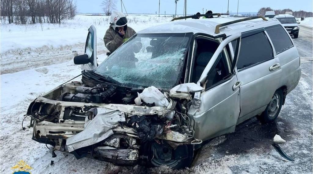 Две «Лады» жёстко столкнулись на встречке в Ульяновском районе