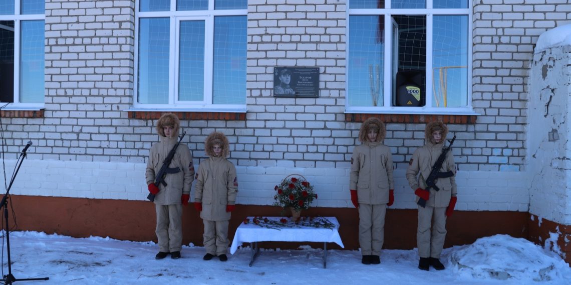 Памяти погибшего на СВО Петра Захарова на станции Якушка открыли мемориальную доску