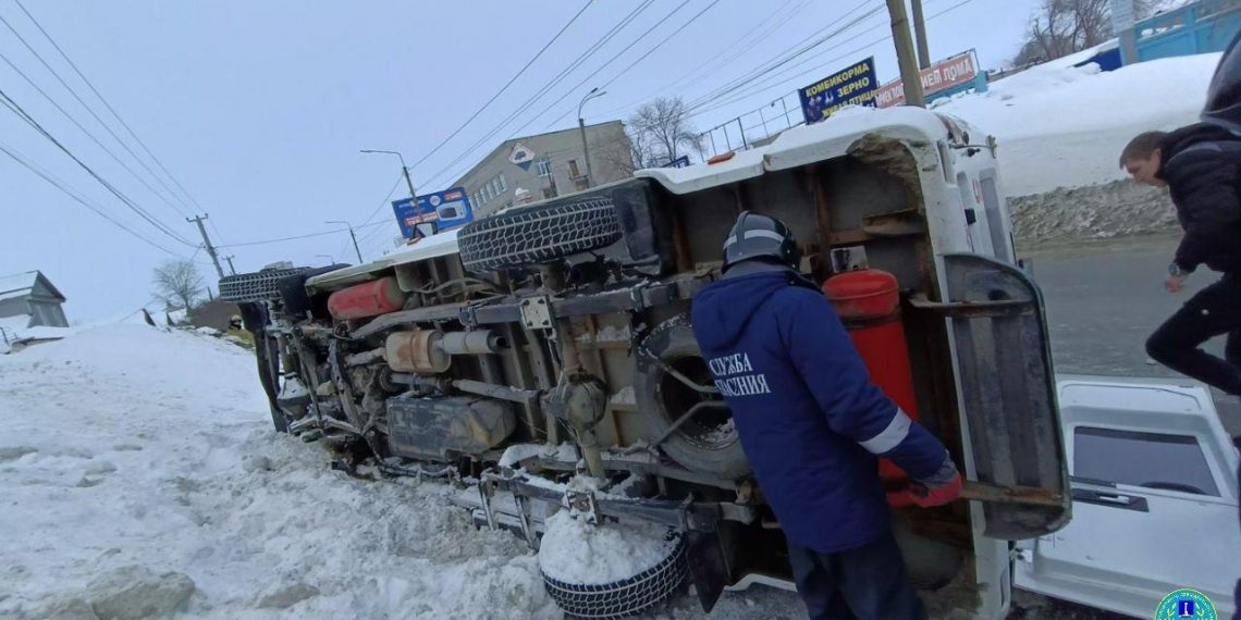После жесткого ДТП с иномаркой ульяновская «скорая» легла на бок