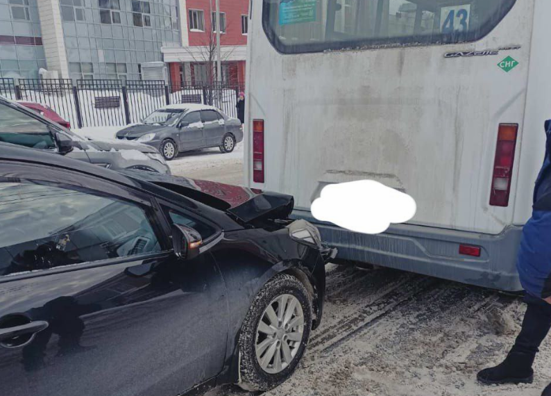 У «Энтерры» в Ульяновске иномарка врезалась в маршрутку, из-за чего встали трамваи