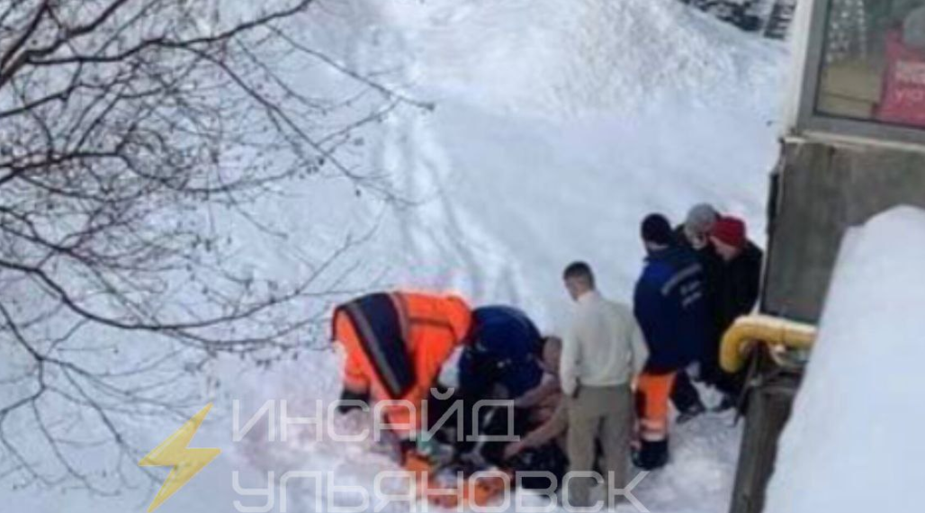 В Киндяковке с пятого этажа выпала 17-летняя девушка