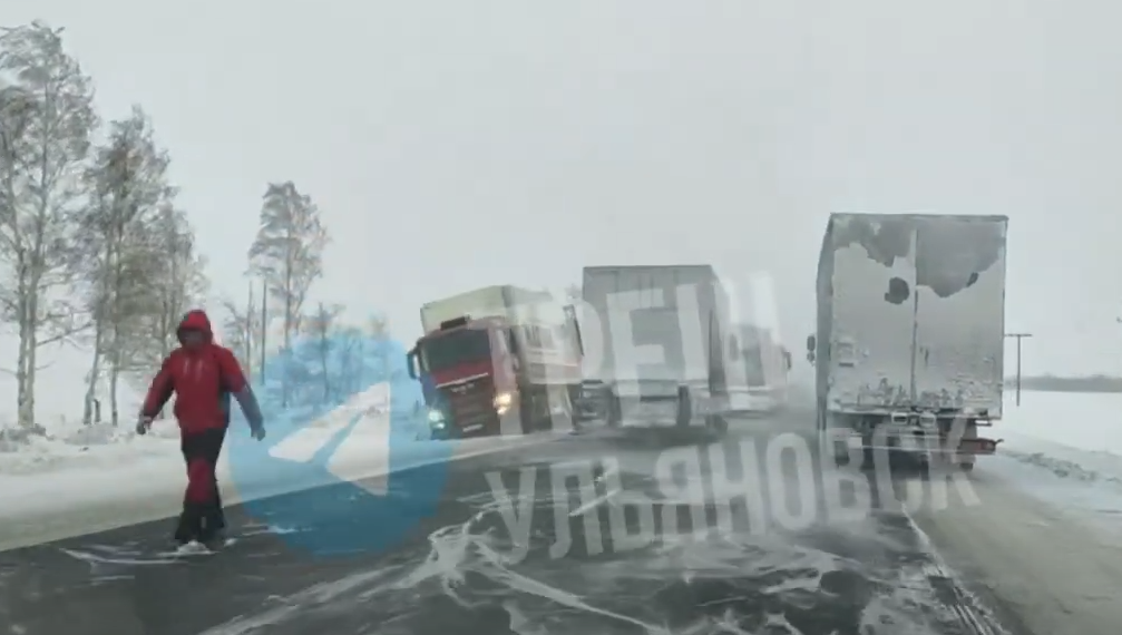 За Озёрками под Ульяновском в кювет соскользнула фура «Магнита»