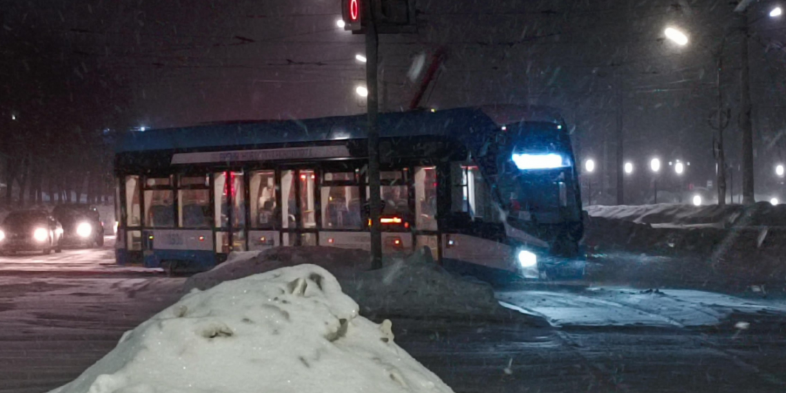 В Ульяновске трамвай стоял 11 минут, пока пьяный мужчина перелезал через сугроб