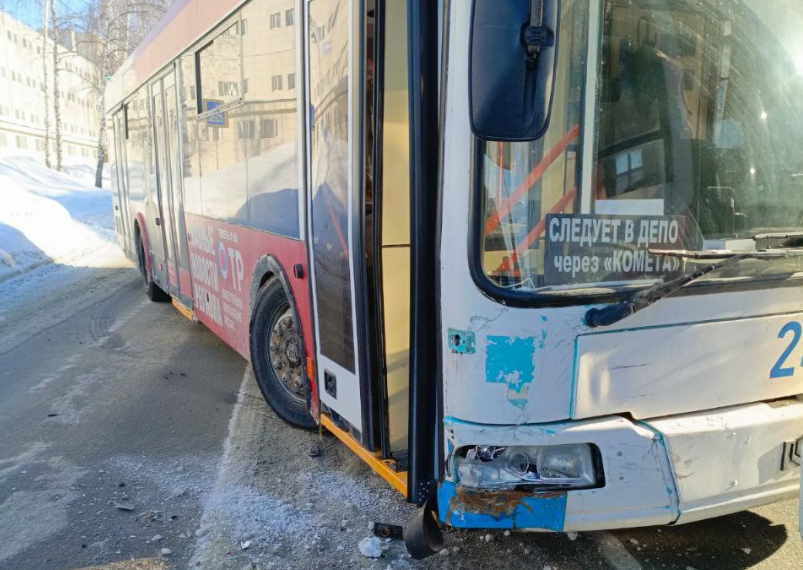 На Верхней Террасе в Ульяновске столкнулись троллейбус и автомобиль