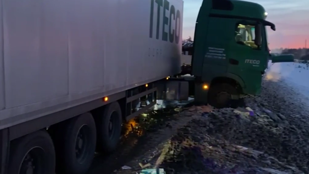 Два трупа извлекли из легковушки, столкнувшейся с КамАЗом в Ульяновской области этой ночью