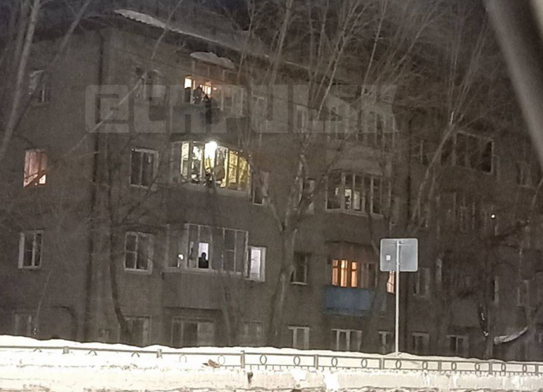 Ульяновские спасатели предотвратили беду, сняв человека с балкона на четвертом этаже