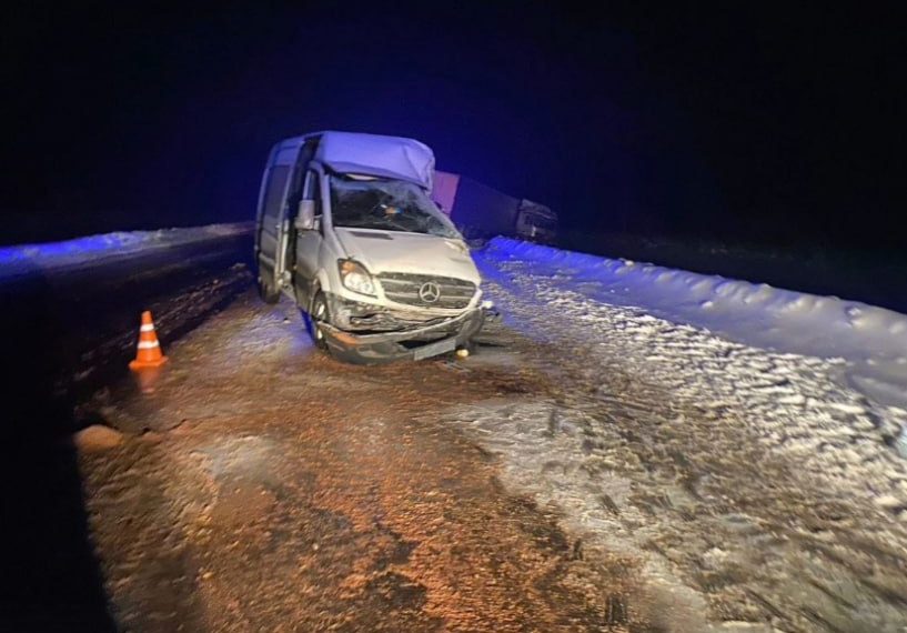 Один человек погиб и двое ранены в результате лобового столкновения микроавтобуса и фуры на трассе под Ульяновском