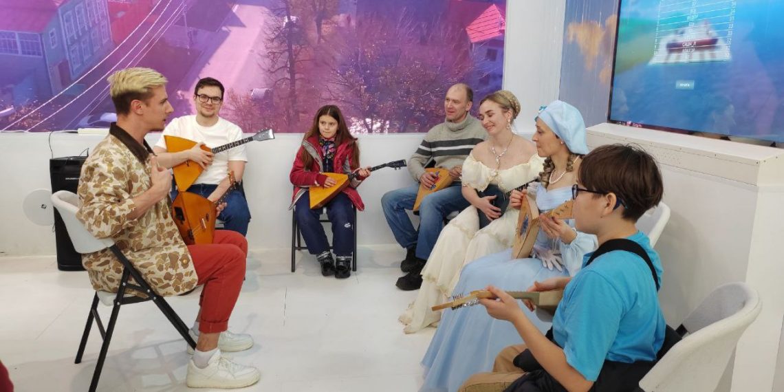 Ульяновцы на ВДНХ учили москвичей рисовать и играть на балалайке