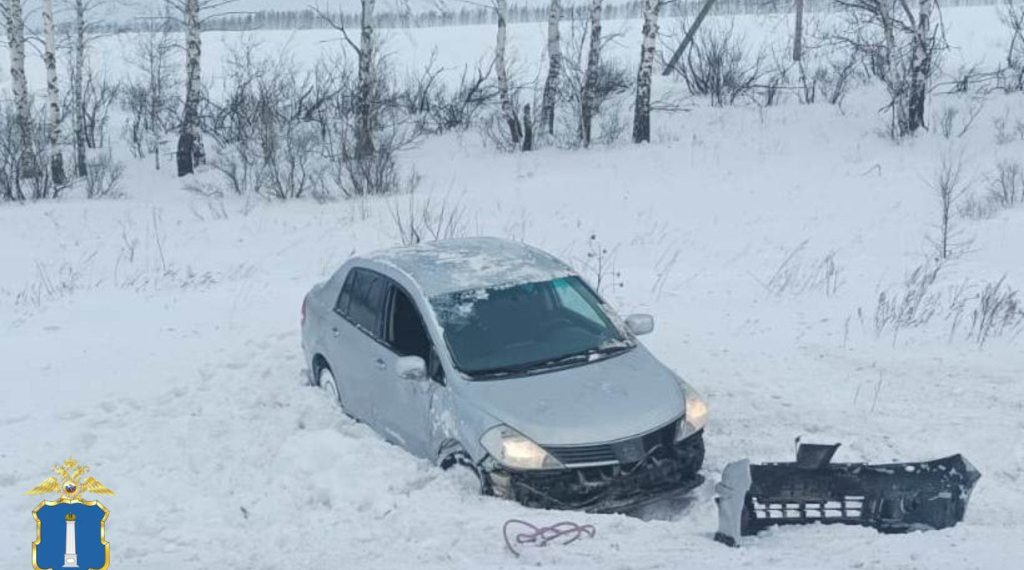 Nissan Tiida улетел в кювет под Ульяновском, пассажирку авто госпитализировали
