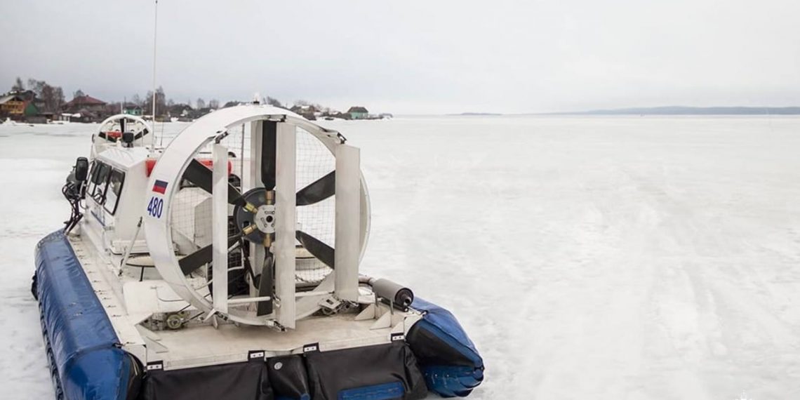 Ульяновские спасатели отыскали посреди Волги рыбака со сломавшимся снегоходом